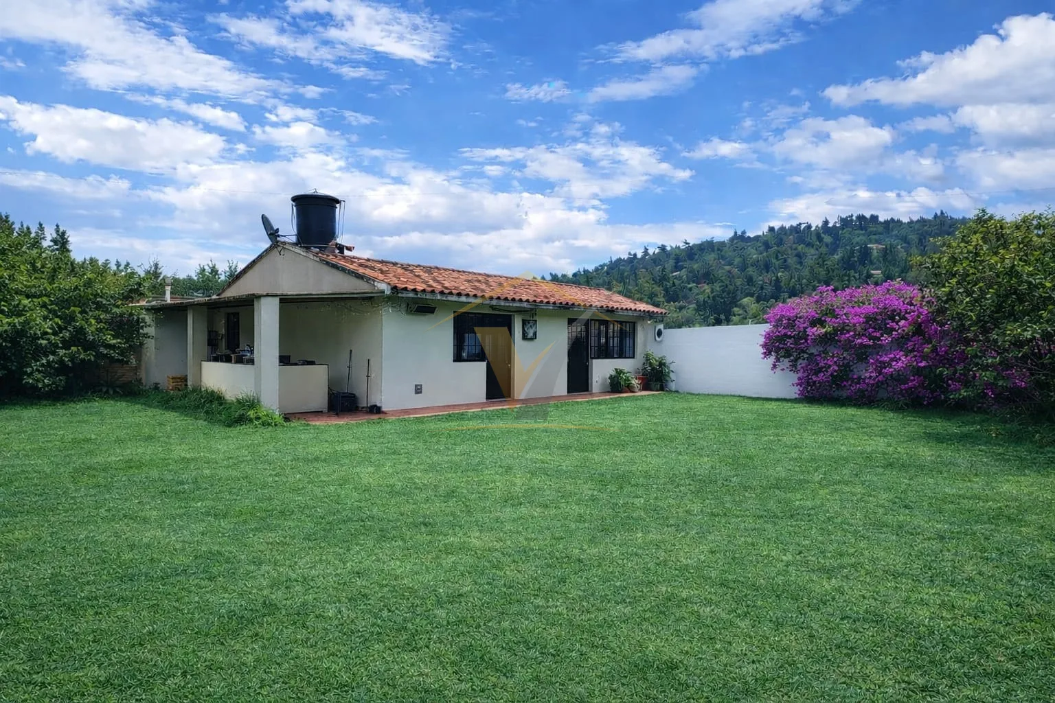 Lote urbano comercial con casa en Iza - foto 1