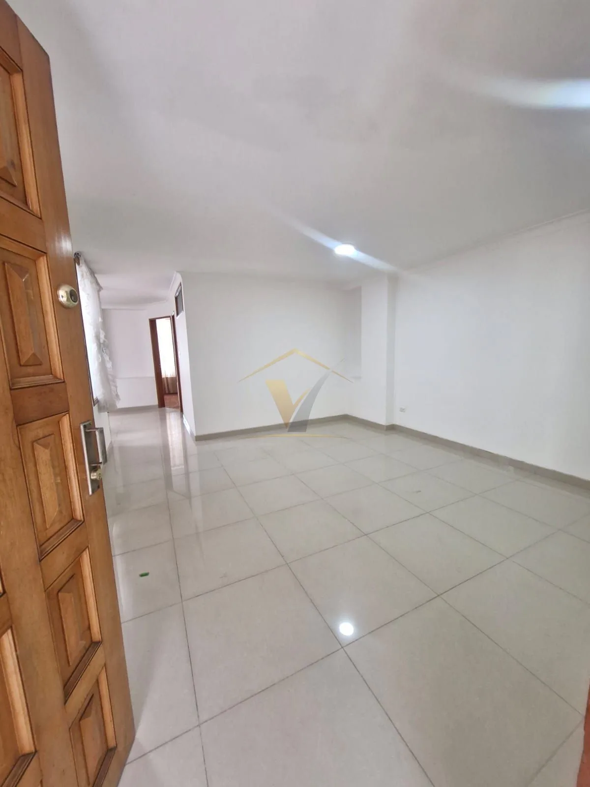 Apartamento central en sexto piso con ascensor y vigilancia - foto 1