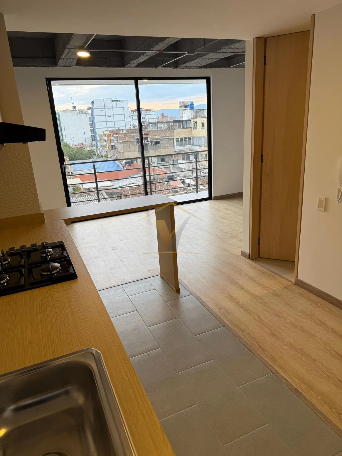 Apartaestudio central para estrenar, quinto piso con ascensor - foto 1